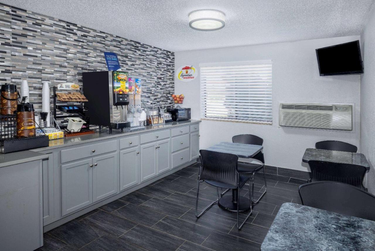 Super 8 By Wyndham Kansas City At Barry Road/Airport Extérieur photo