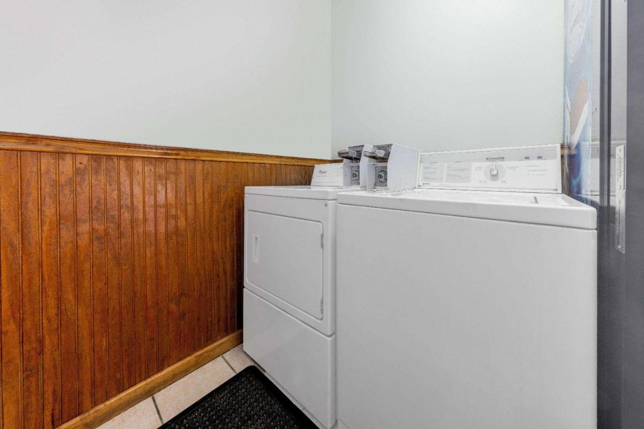 Super 8 By Wyndham Kansas City At Barry Road/Airport Extérieur photo