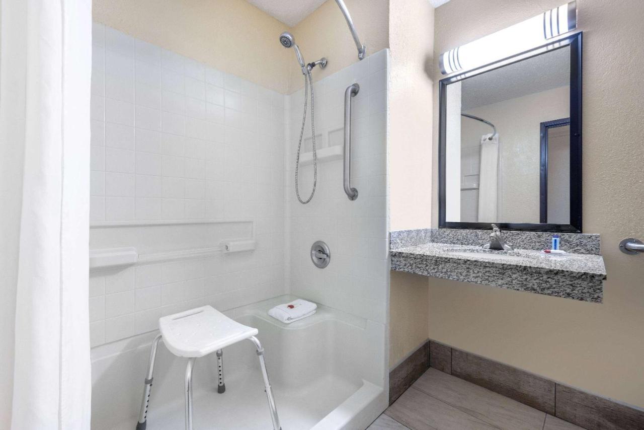 Super 8 By Wyndham Kansas City At Barry Road/Airport Extérieur photo