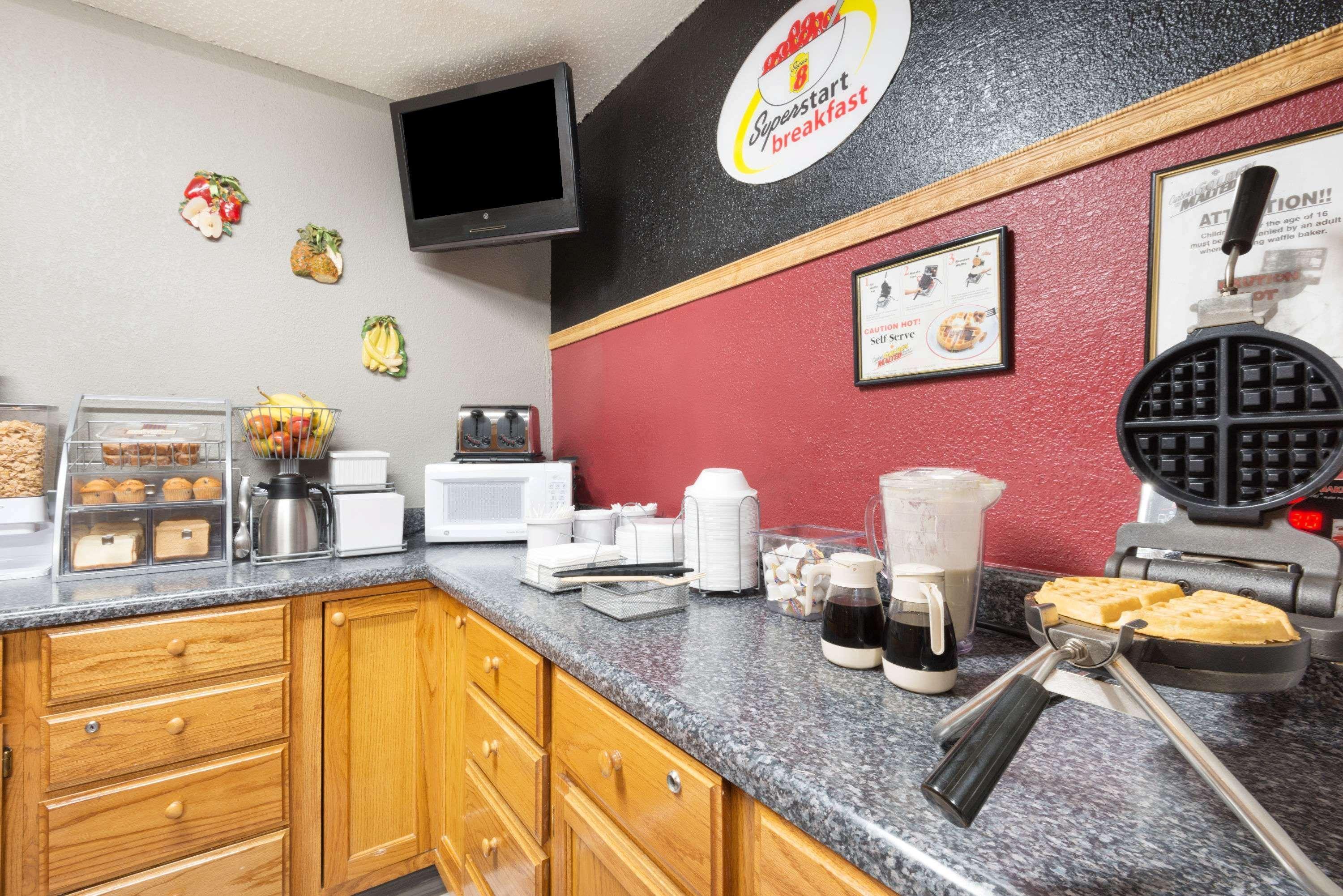 Super 8 By Wyndham Kansas City At Barry Road/Airport Extérieur photo