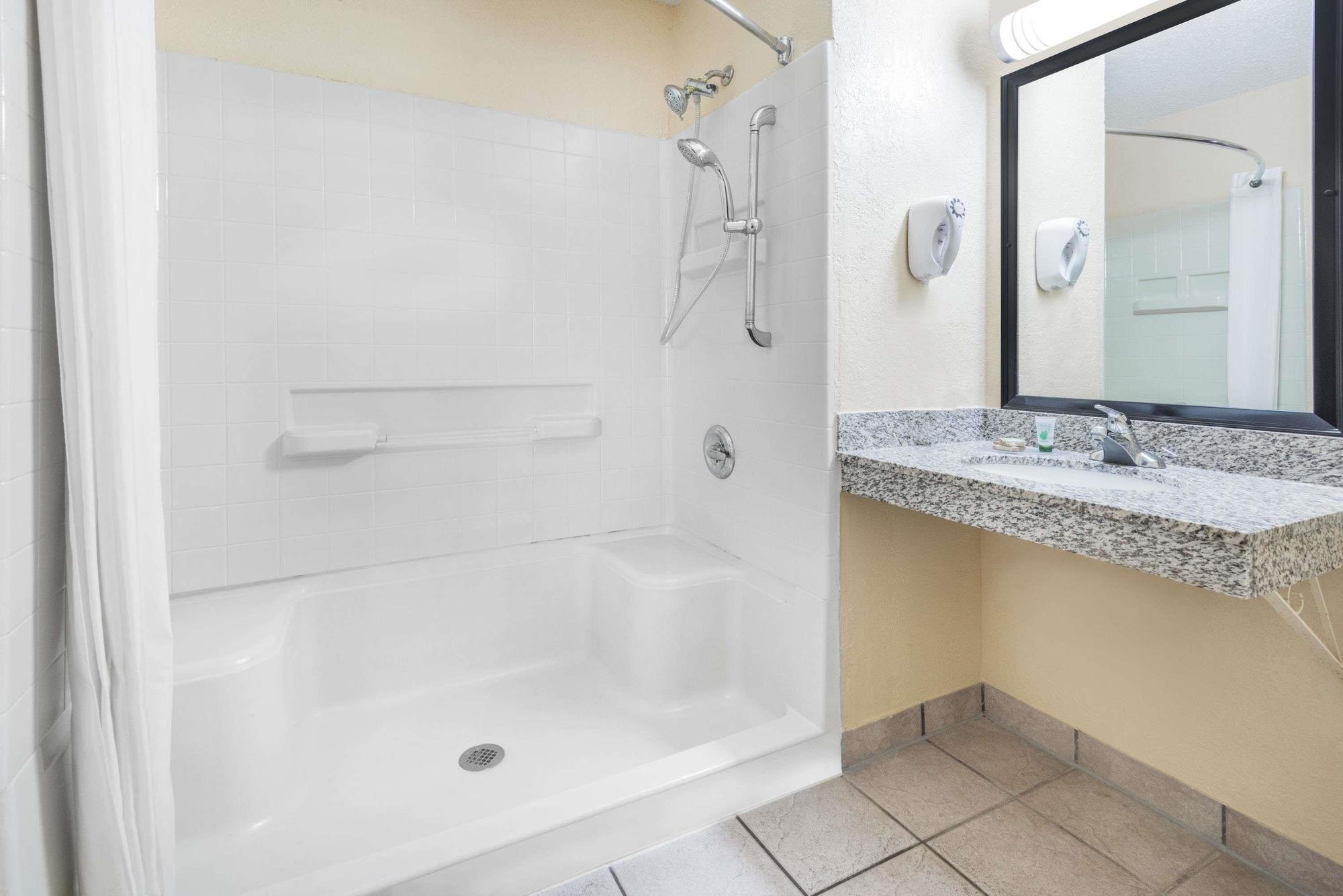 Super 8 By Wyndham Kansas City At Barry Road/Airport Extérieur photo
