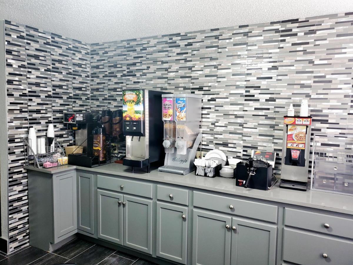 Super 8 By Wyndham Kansas City At Barry Road/Airport Extérieur photo